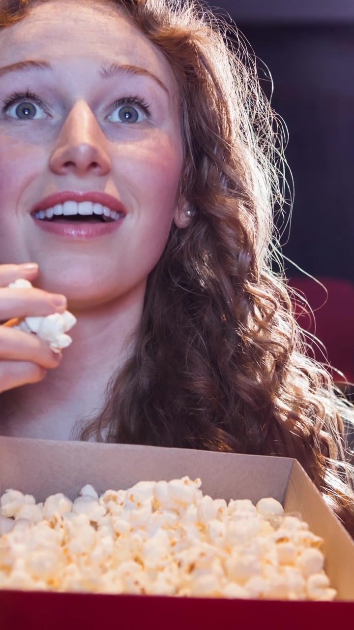 Animação de mulher caucasiana comendo pipoca no cinema