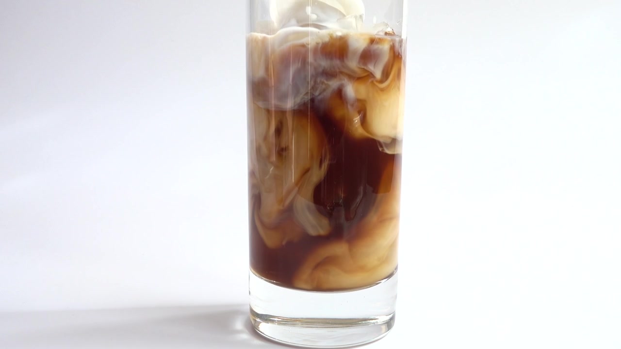 Preparación de café frío con leche y hielo