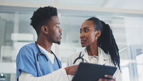 Trabajo-En-Equipo,-Tableta-Y-Un-Médico-En-Discusión.