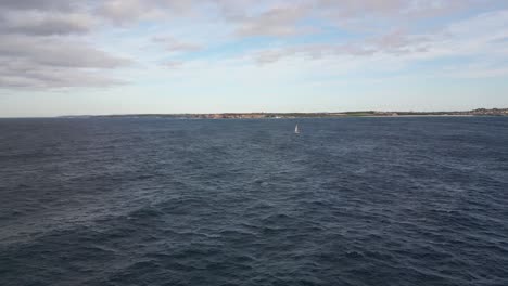 Luftflug-über-Den-Pazifischen-Ozean-An-Der-Küste-Von-Sydney,-Wenige-Kilometer-Vom-Maroubra-Beach-Entfernt-An-Einem-Bewölkten-Tag