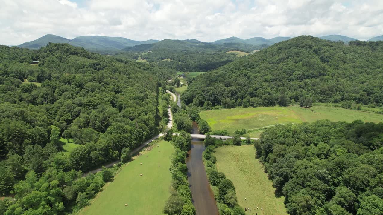 alto puente aéreo sobre el río nuevo cerca de boone y blowing rock nc, carolina del norte en el condado de watauga