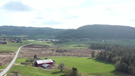 Casa-Noruega-Cerca-De-Los-Campos-Y-La-Carretera-Durante-El-Día-En-Indre-Fosen,-Trondelag,-Noruega