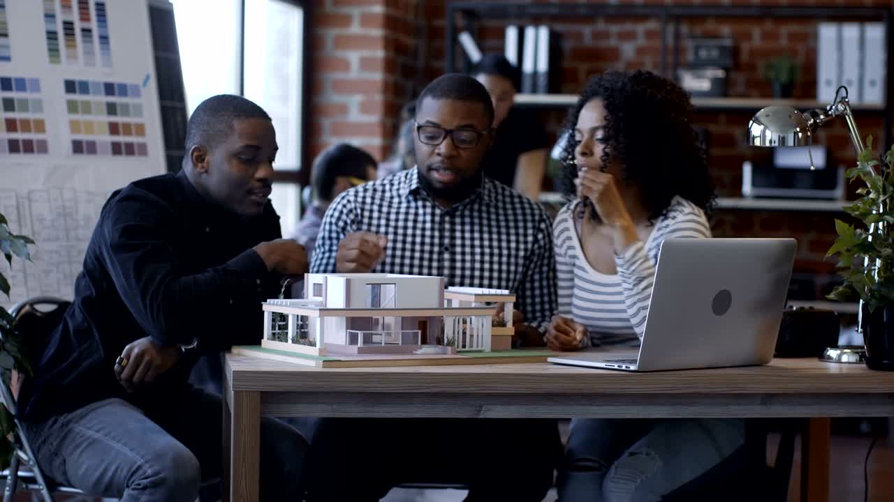 colegas étnicos que crean alojamientos futuristas