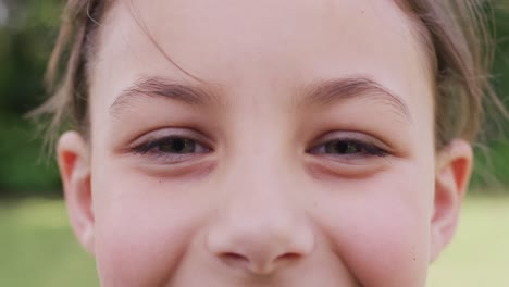 Porträt-Eines-Glücklichen-Kaukasischen-Mädchens,-Das-In-Die-Kamera-Blickt-Und-Lächelt