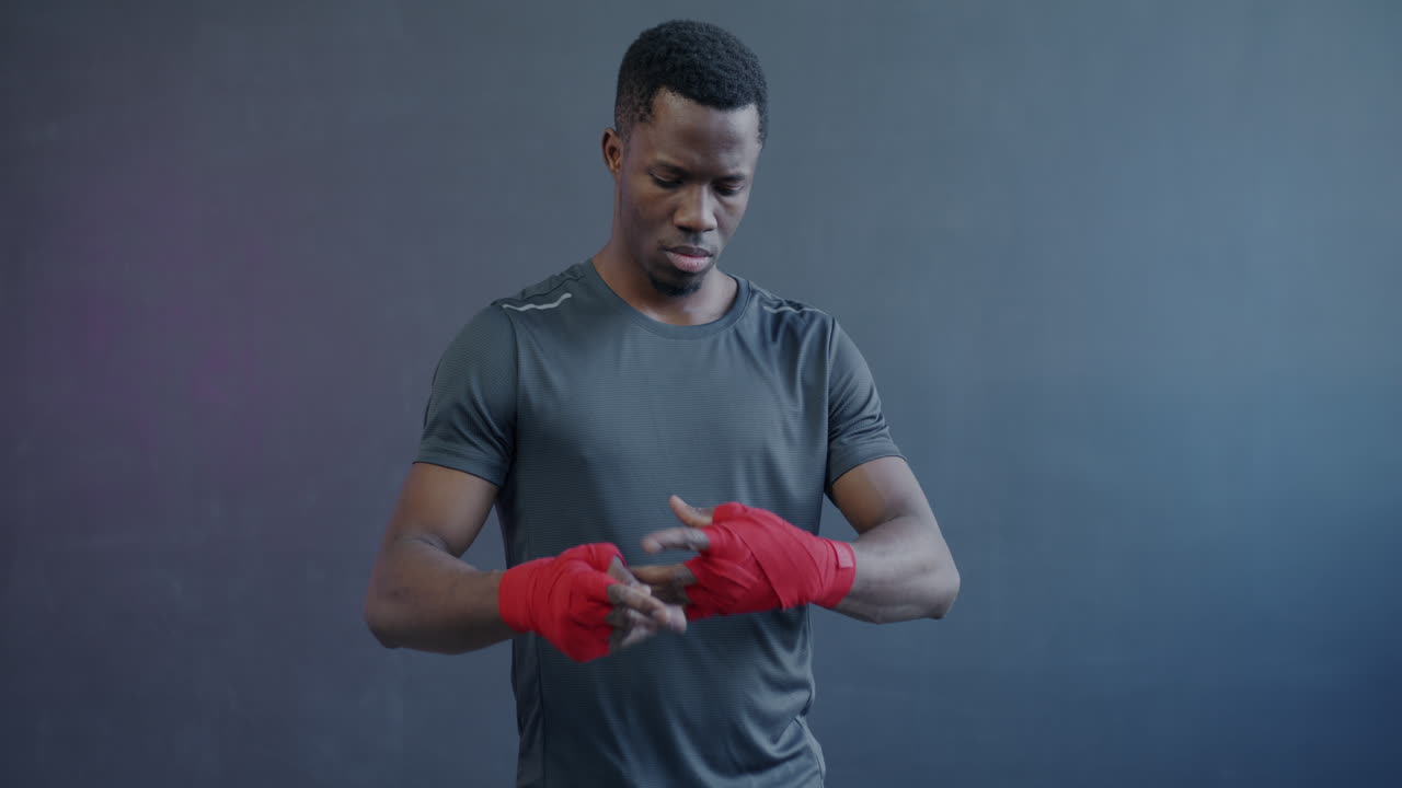 hombre preparándose para el entrenamiento de boxeo
