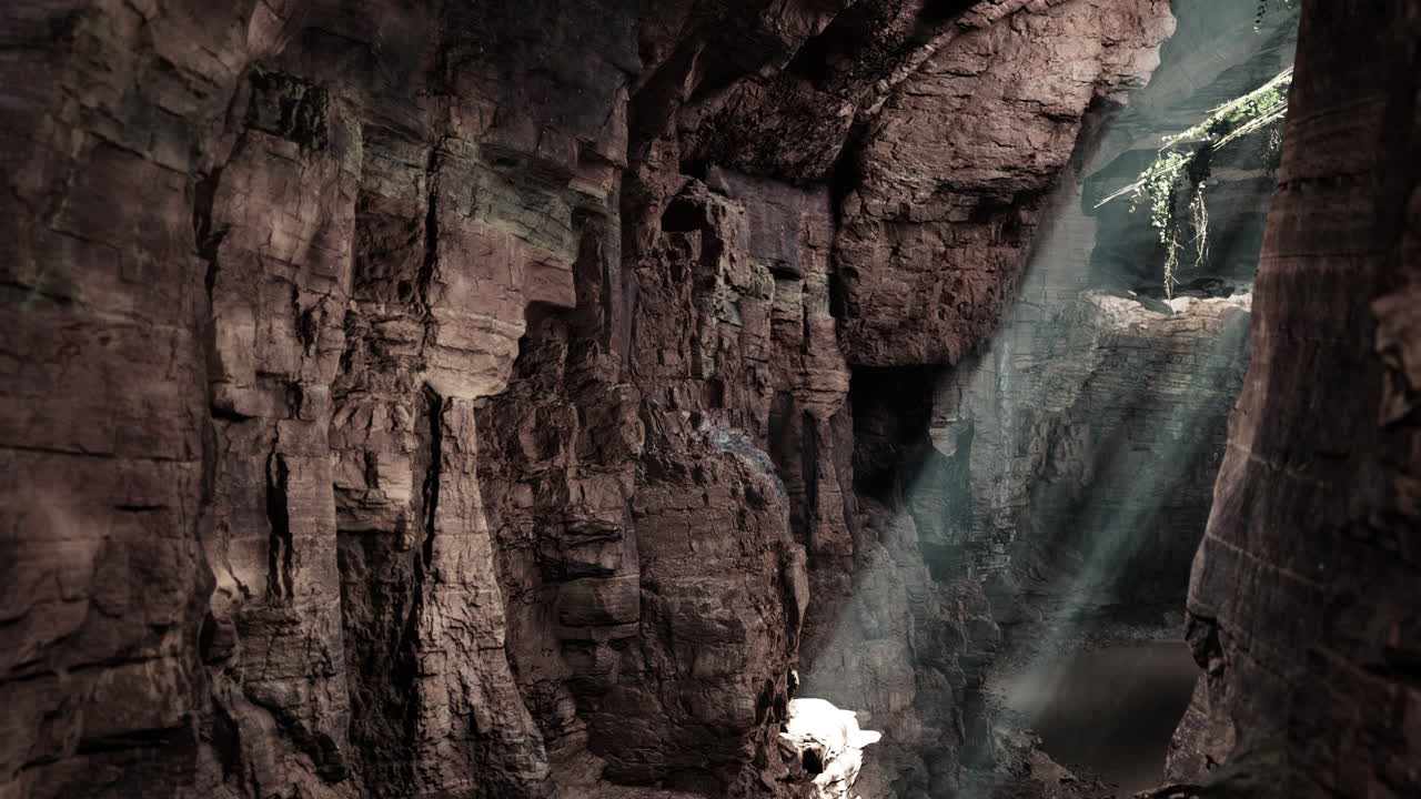 un haz de luz solar brilla en una cueva oscura