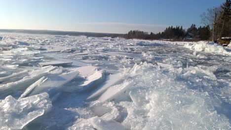 Muchas-Formaciones-De-Hielo-En-La-Superficie-Del-Agua,-Icebergs-De-Invierno-Océano-Congelado