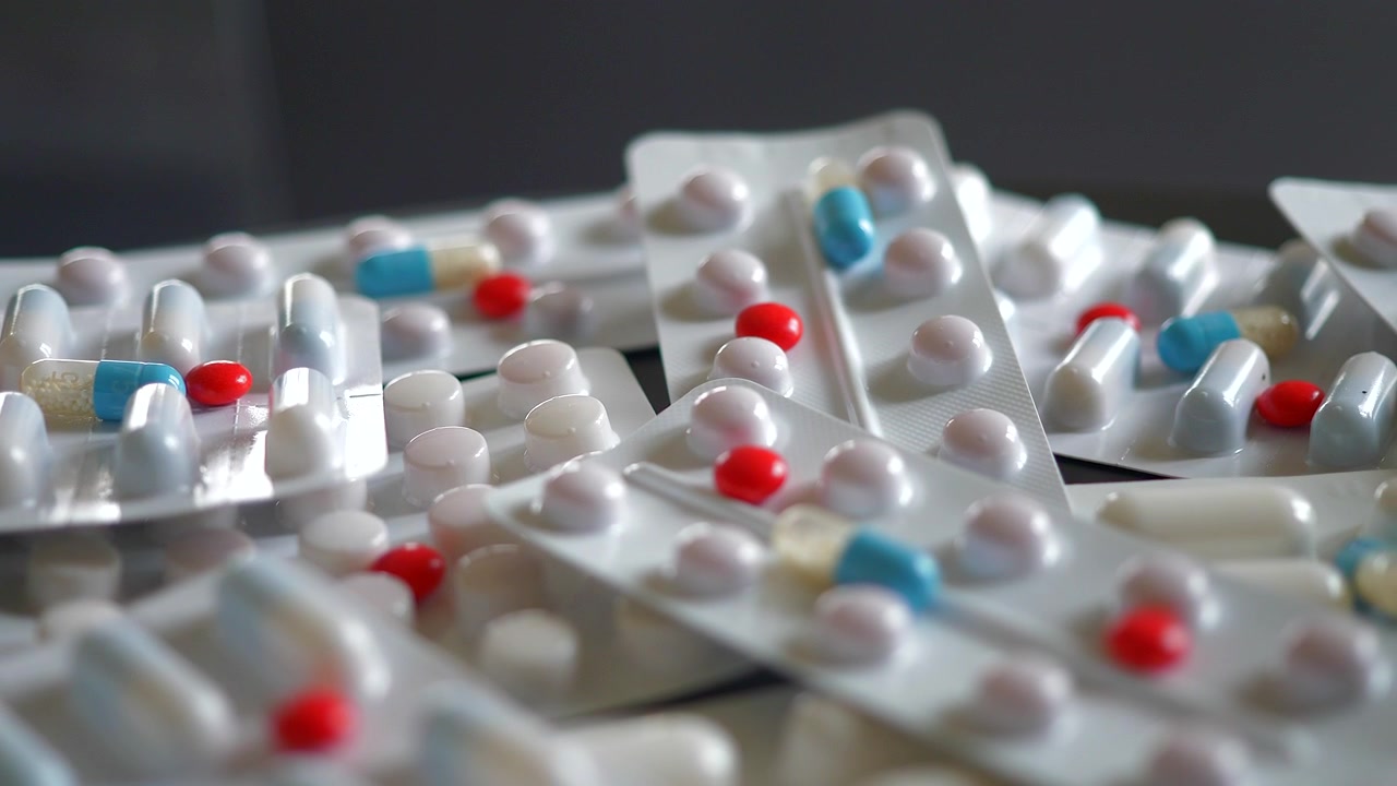 Comprimidos Farmacêuticos Variados em Blisters Numa Mesa