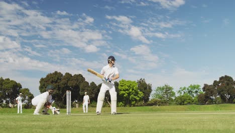 Cricketspieler-Schießt-Den-Ball-Auf-Einem-Spielfeld-Ein