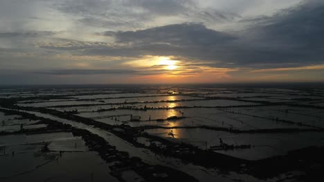 vista aérea del colorido amanecer del delta del mekong sobre tierras agrícolas y vías fluviales en vietnam