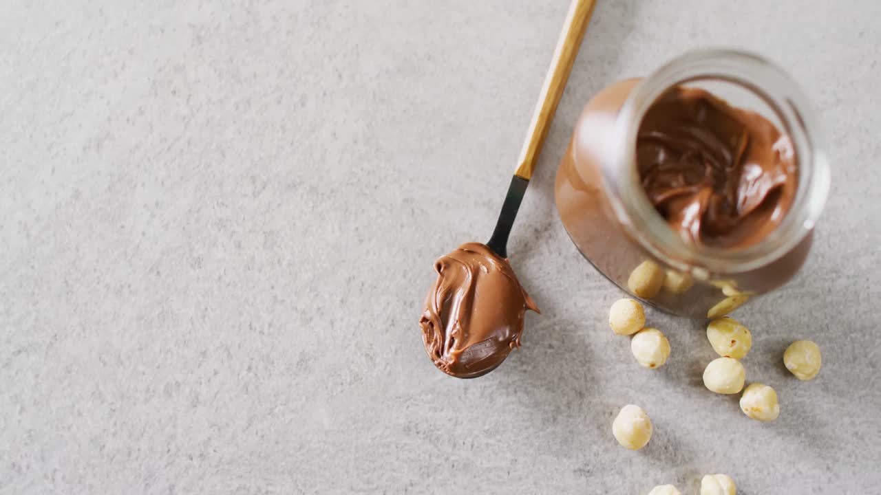 Video ravvicinato di un vasetto di crema al cioccolato su sfondo bianco