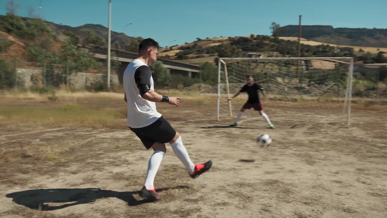 Jogador Cobrando um Pênalti e Marcando um Gol