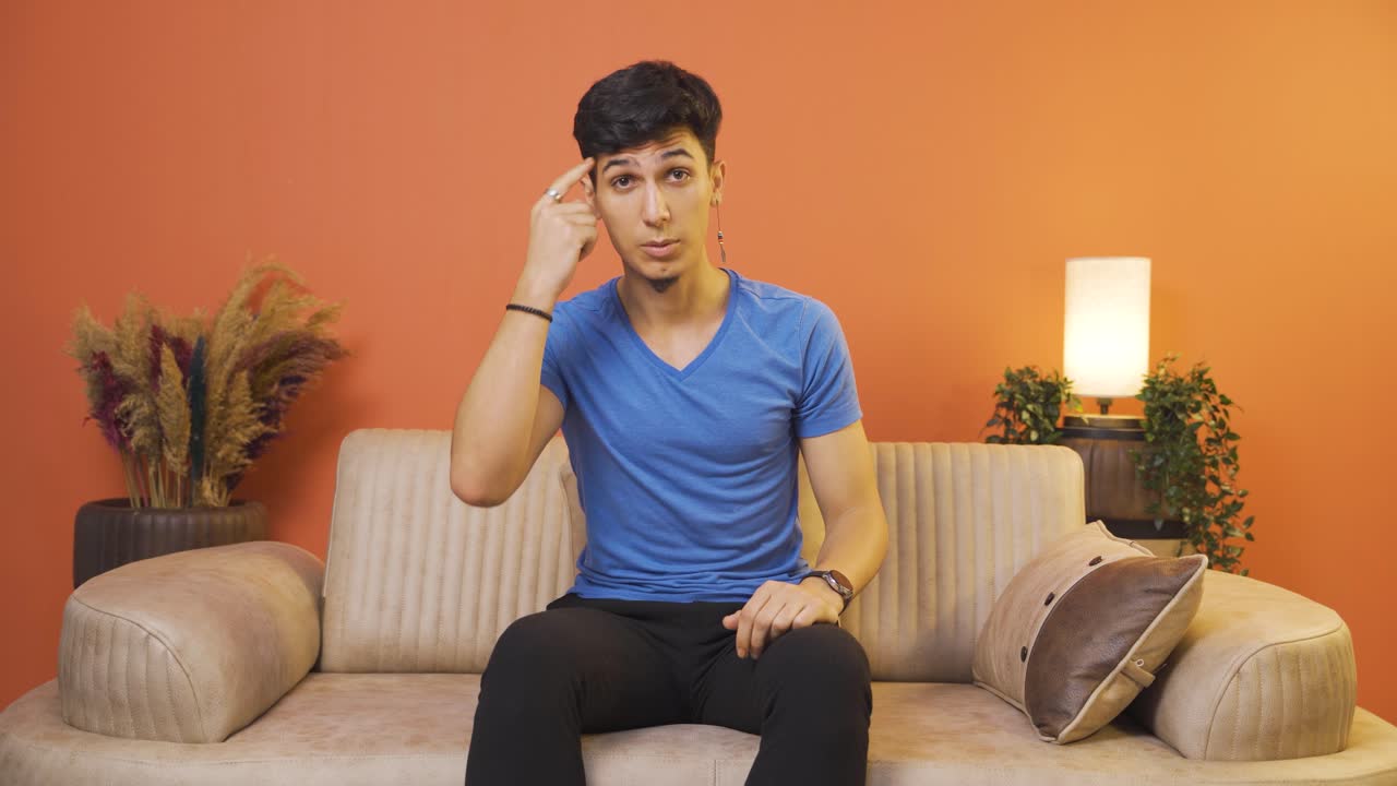 카메라 앞에서 동기부여 연설을 하는 남자