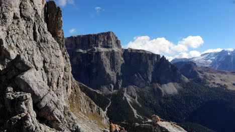 Drone-Volando-Sobre-La-Cima-De-La-Montaña-En-La-Cordillera-Dolomita-Italiana