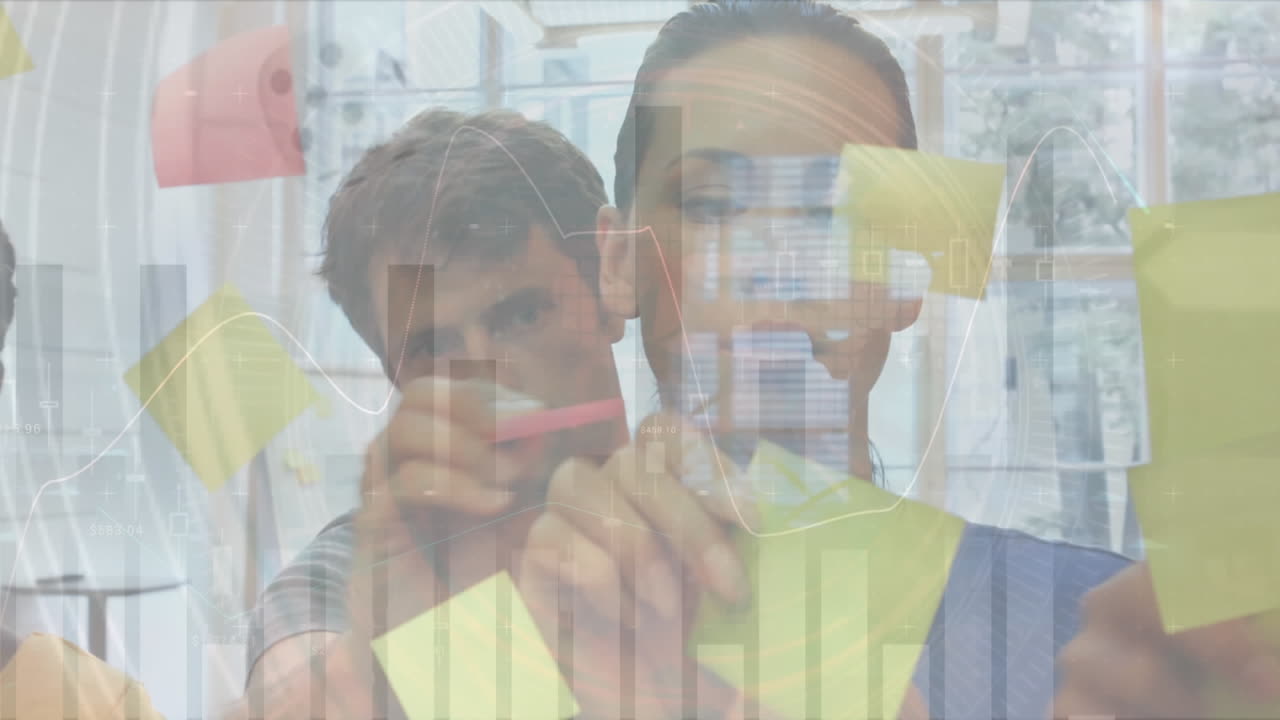 animación del procesamiento de datos sobre diversas personas de negocios en la oficina