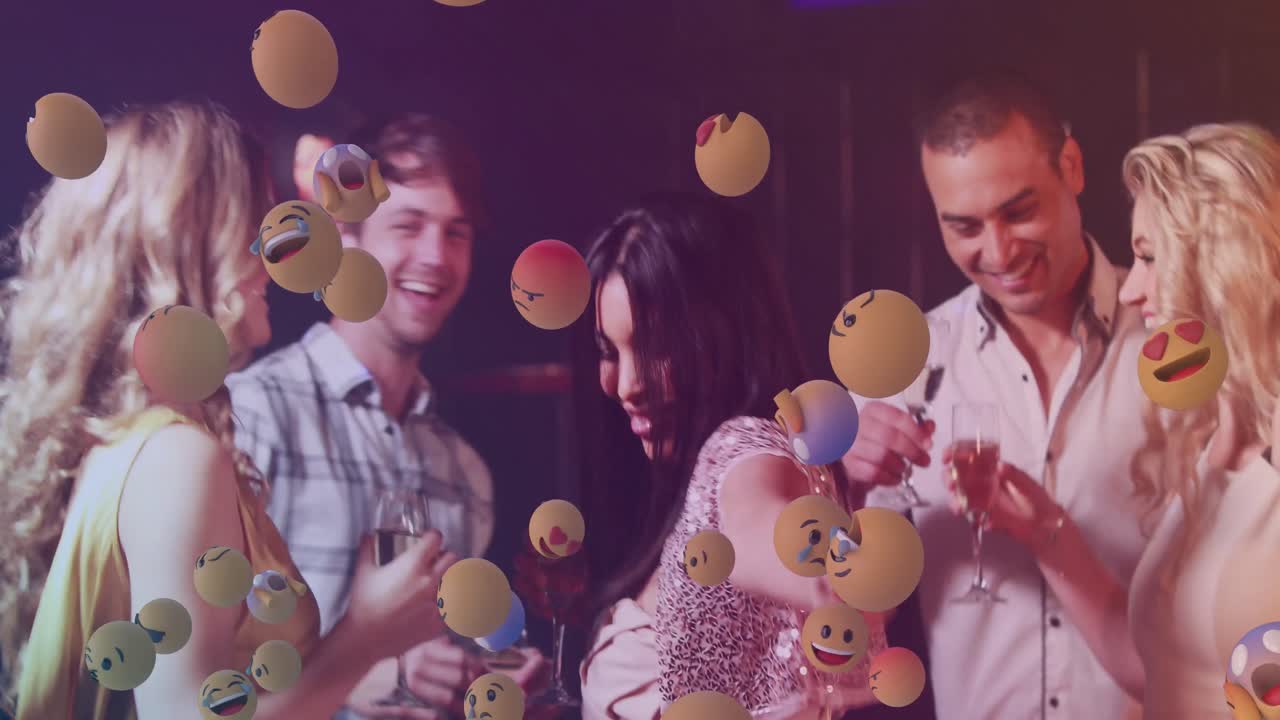 다양한 사람들이 춤을 추는 에모지 아이콘의 애니메이션