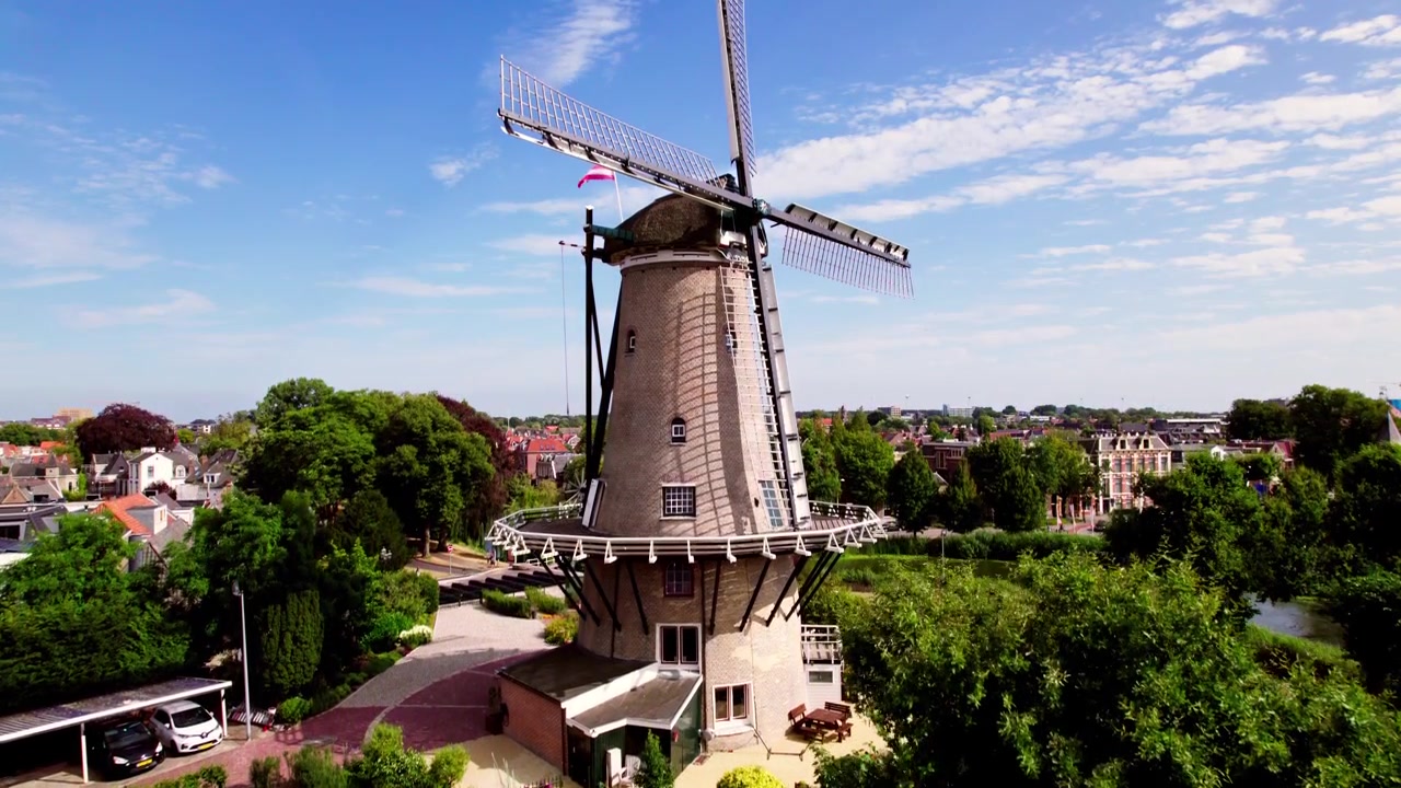 Molen van Piet nel Mercato del Formaggio Olandese visto dall'alto in una giornata di sole con cielo azzurro, con il centro storico sullo sfondo