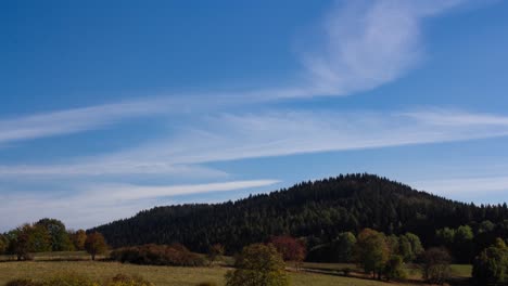 Timelapse-Nubes-Bosque-De-Turingia-Día-Soleado-De-Otoño