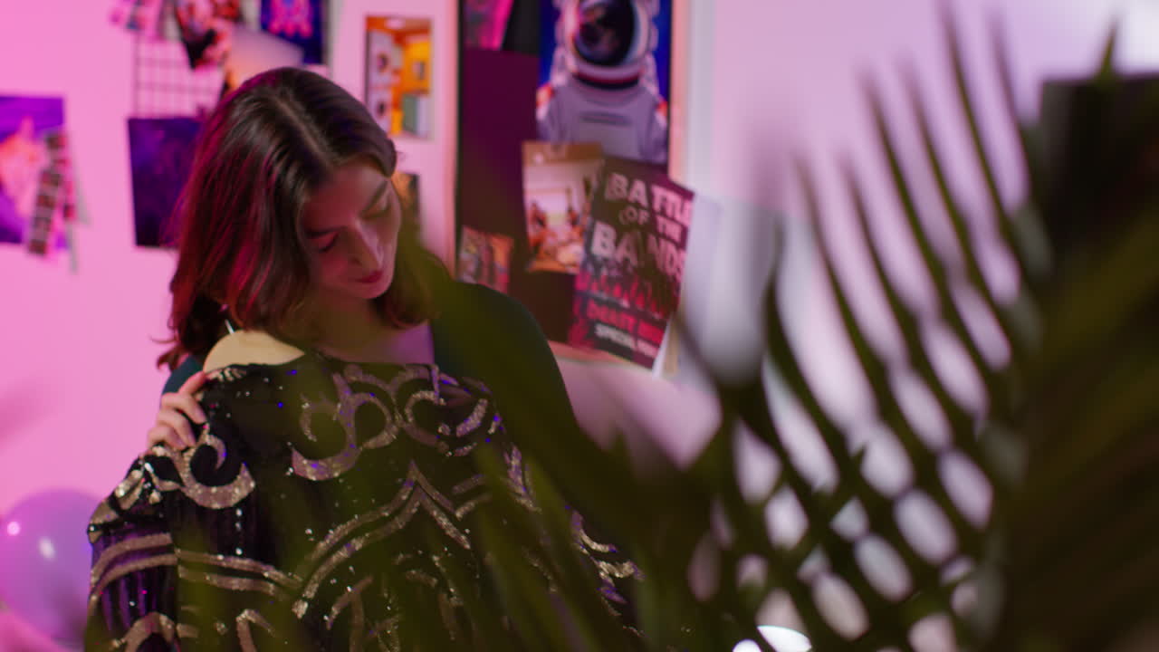 mujer intentando un vestido de pañuelos