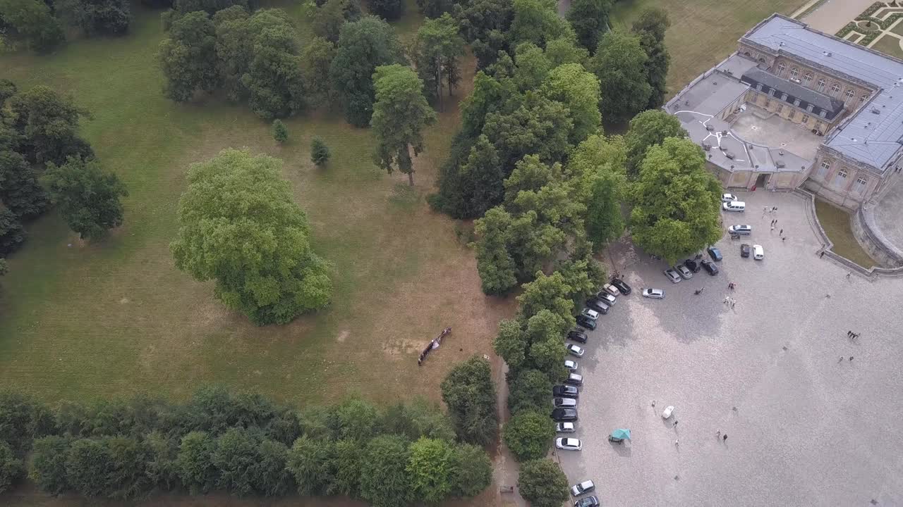 воздушный вид на парк с дворцом и парковкой