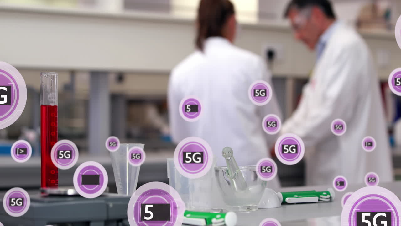 animación de texto 5g en círculos sobre investigadores caucásicos discutiendo en el laboratorio