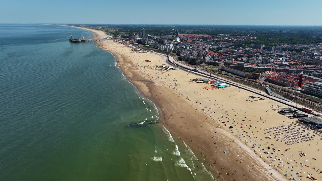 los bañistas disfrutan de un caluroso día de verano en la playa de scheveningen, den haag