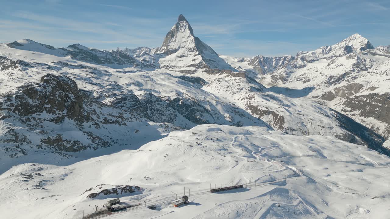 el tren pasa y la montaña matterhorn en el fondo fue filmada por un dron aéreo de 4k - zermatt - suiza