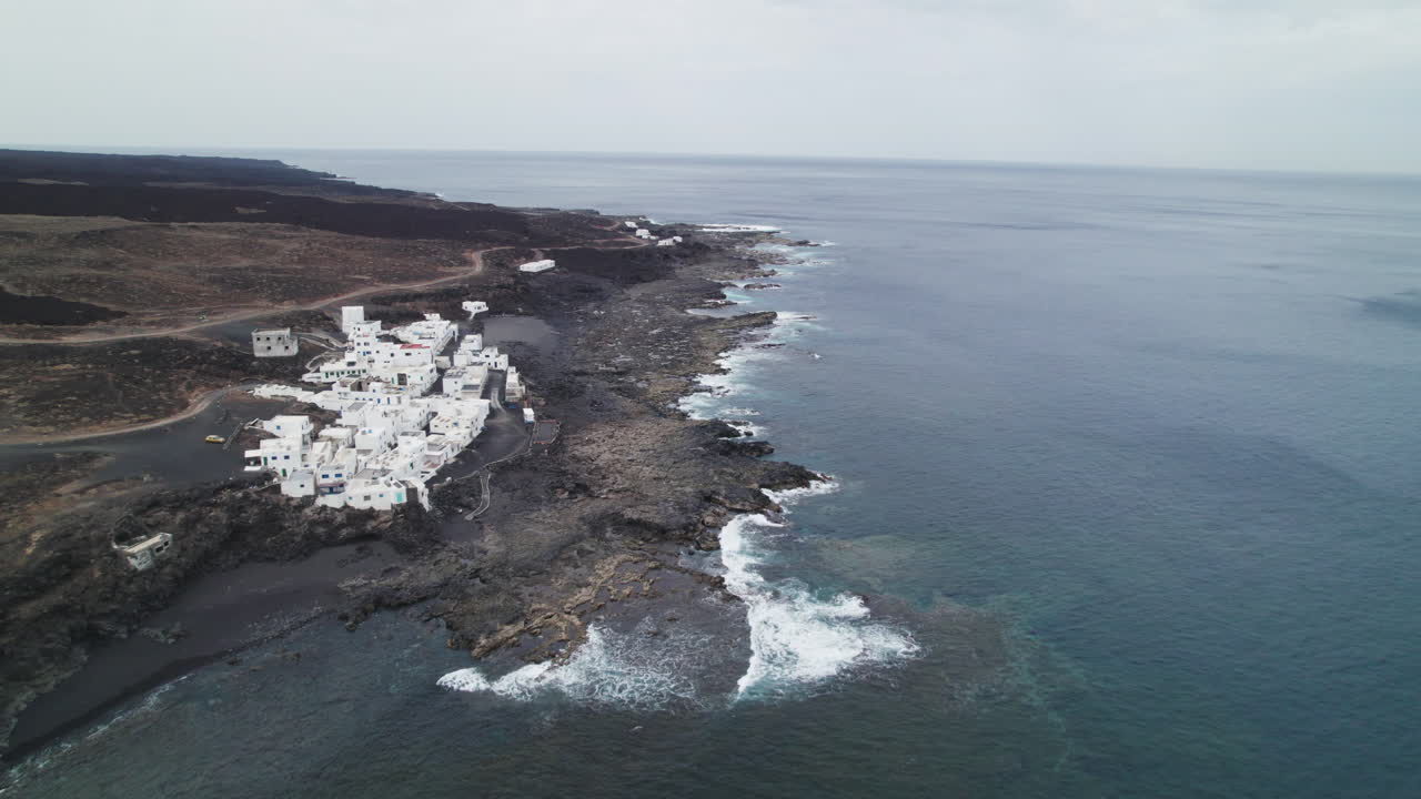 lanzarote, 카나리아 제도, 큰 파도가 부서지는 tenesar 마을의 전망