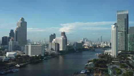 Zeitraffer-Der-Stadtlandschaft-Entlang-Des-Flusses-Chao-Phraya-In-Bangkok,-Thailand