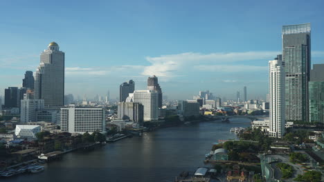 Lapso-De-Tiempo-Del-Paisaje-Urbano,-A-Lo-Largo-Del-Río-Chao-Phraya-De-Bangkok,-Tailandia