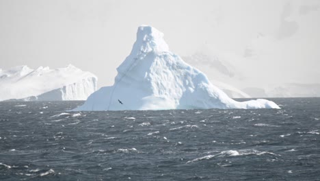 Sehr-Hoher-Eisberg-In-Form-Eines-Berges,-Der-Im-Ozean-Schwimmt
