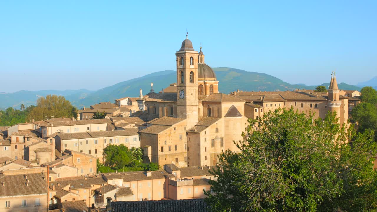 edificio histórico de la catedral de urbino y casas en el centro de italia