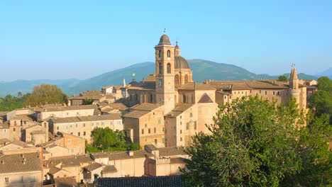 Edificio-Histórico-De-La-Catedral-De-Urbino-Y-Casas-En-El-Centro-De-Italia.