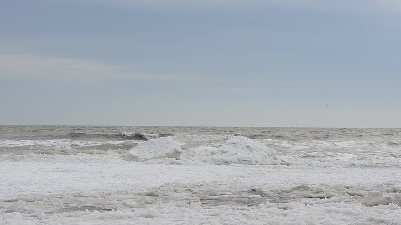 氷と波。凍った海