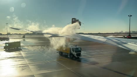 líquidos antihielo rociados en el ala de un avión para eliminar la escarcha y la nieve - tiro fijo