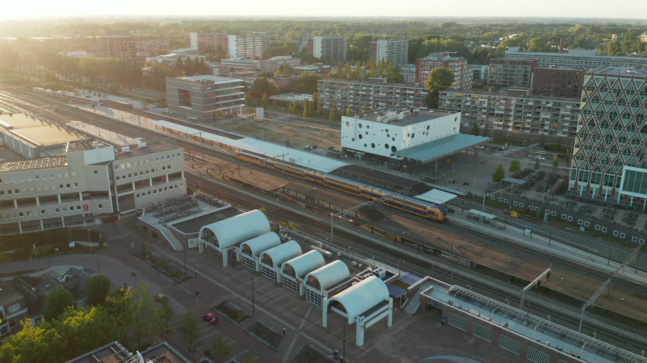 네덜란드 고우다 역에 도착하는 ns 인터시티의 조감도