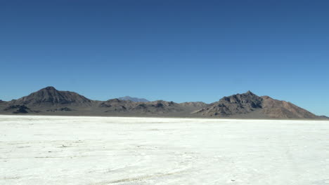 Panorámica-De-Las-Salinas-Blancas-Y-El-Paisaje-Montañoso-En-Utah