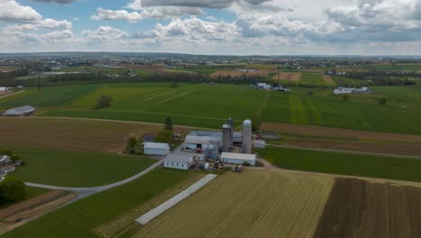 lapso de tiempo aéreo de la granja estadounidense en un brillante día de primavera