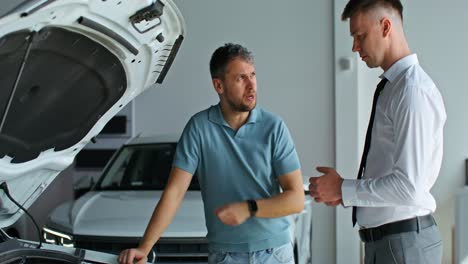 consulta de reparación de automóviles en el concesionario