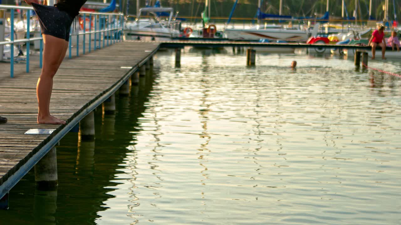 Donna che cade nel lago vestita