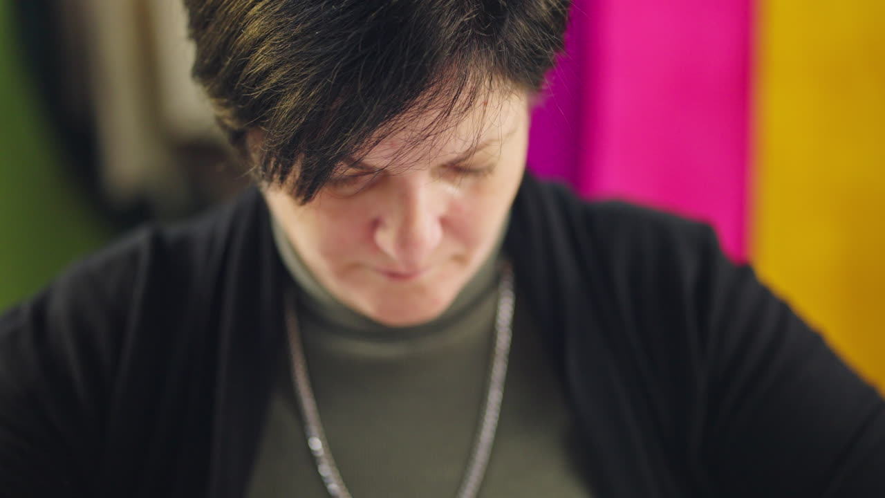 아래 를 바라보는 여자 의 초상화