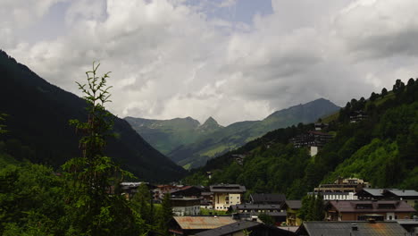 Lapso-De-Tiempo-De-Una-Montaña-Y-Nubes-En-Movimiento-En-Saalbach-Hinterglemm-Austria