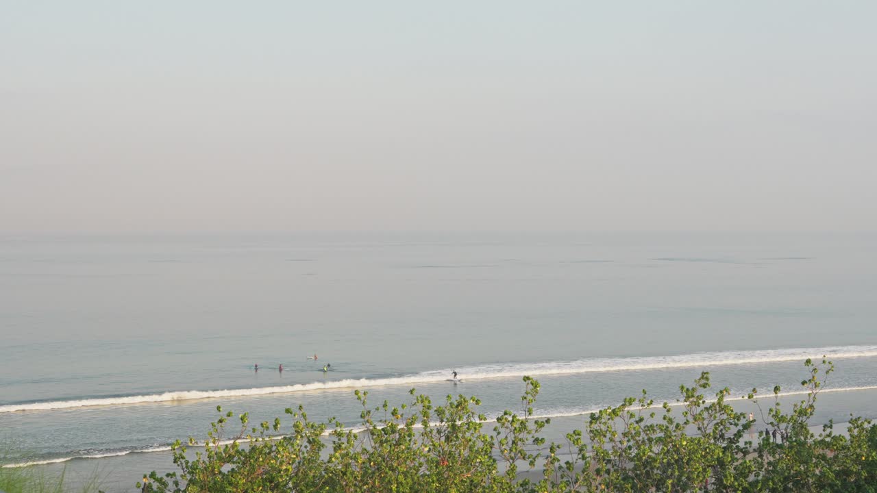 живописная точка зрения на пляж на бали с крыши отеля