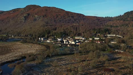 Pueblo-De-Aberfoyle-Con-Pintorescos-Alrededores-Otoñales-A-Lo-Largo-Del-Río-Forth-En-Escocia