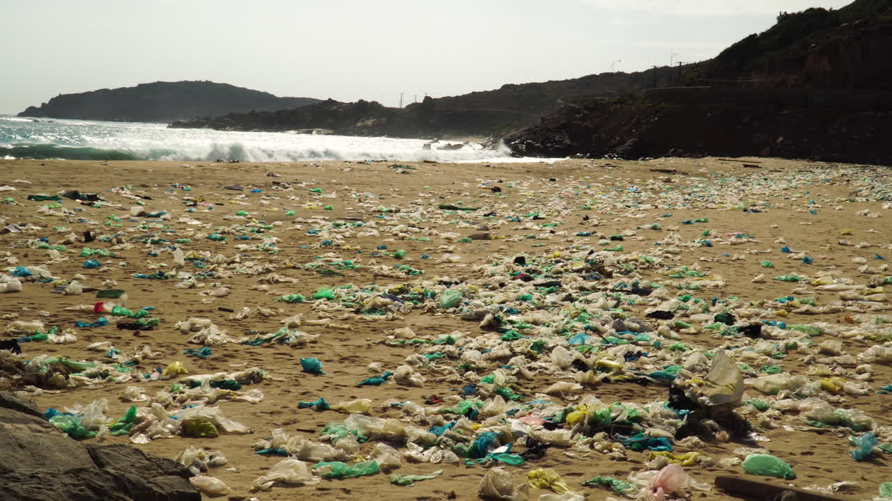 basura plástica esparcida en la orilla en la isla binh hung en vietnam