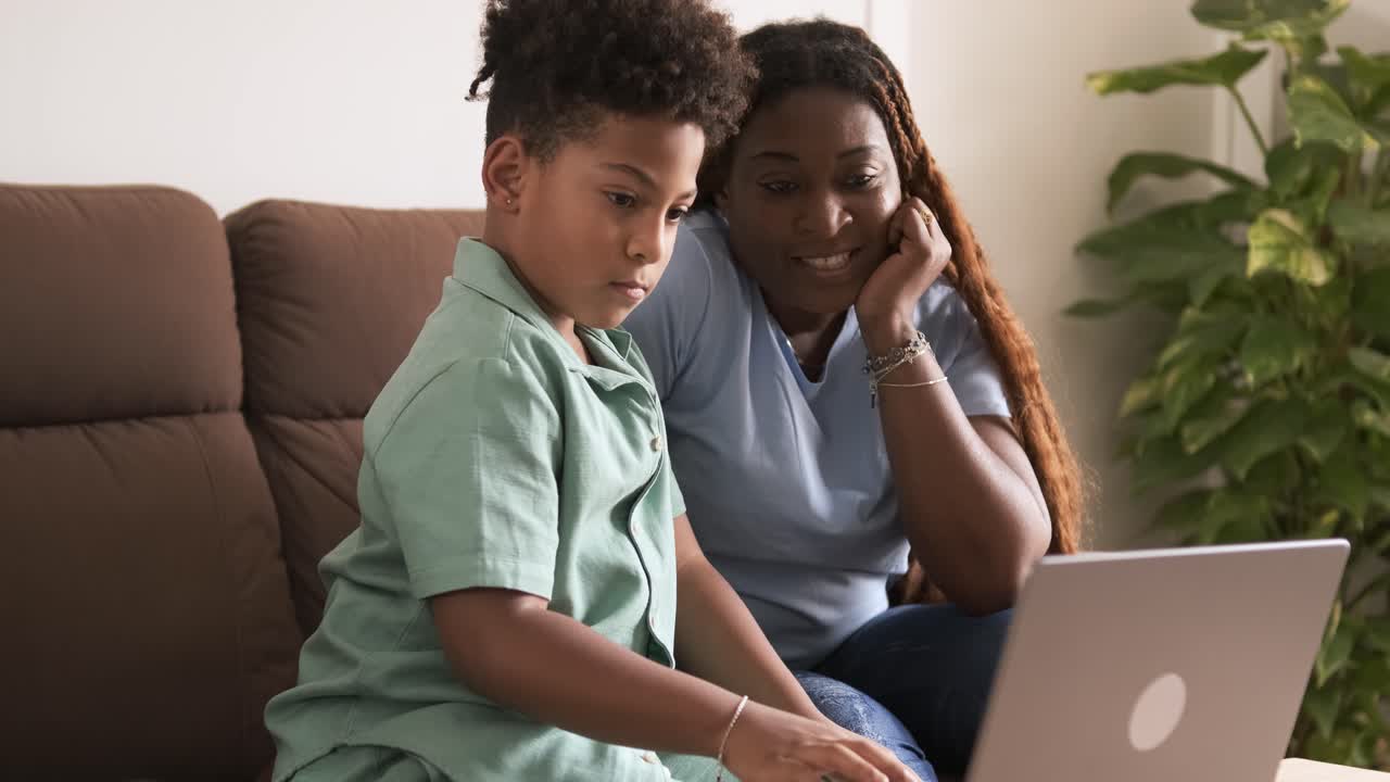 Madre e figlio che guardano un laptop insieme