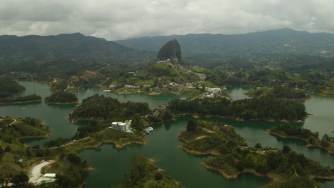 Drone-Volando-Sobre-El-Lago-Guatape-Hacia-La-Roca-Guatape