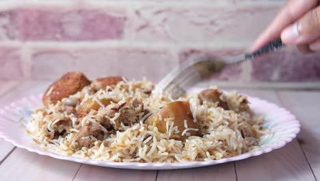 pollo biryani con tenedor