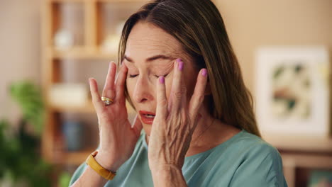 mujer con dolor de cabeza