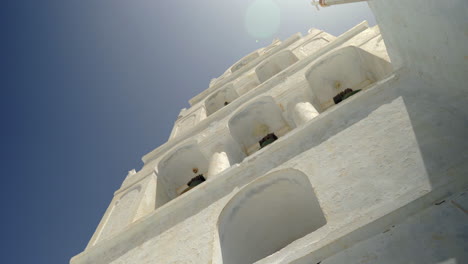 campanario con seis campanas en el pueblo de oia, santorini, grecia